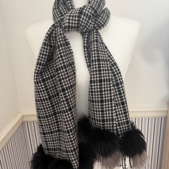 VERY RARE: Authentic Giorgio Armani Cashmere/Wool Scarf with Fur Balls - Picture 4 of 7